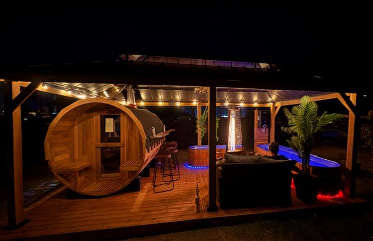 Prairie Junction Resort - Furnished RV Apartments في Stettler: منظر ليلي لمنزل ذي شرفة كبيرة