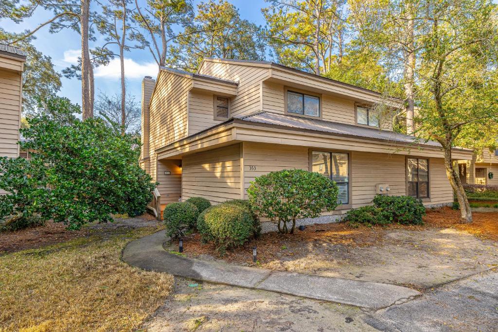 una casa gialla con alberi e cespugli di fronte di 353 Brockinton Marsh a Riverview