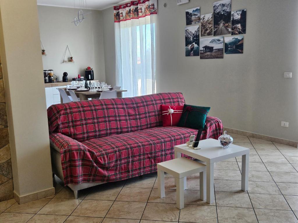 een woonkamer met een bank en een tafel bij Tra Onde e Vette in San Leonardello