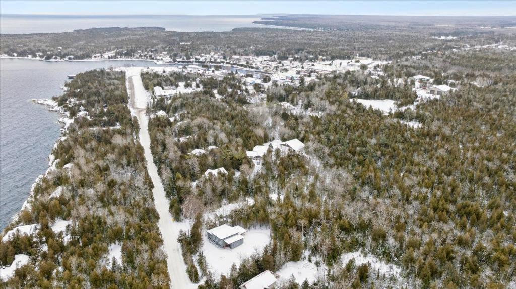 eine Luftansicht eines Hauses auf einer Insel im Wasser in der Unterkunft Tubside Tranquility Tobermory Winter Retreat in Tobermory