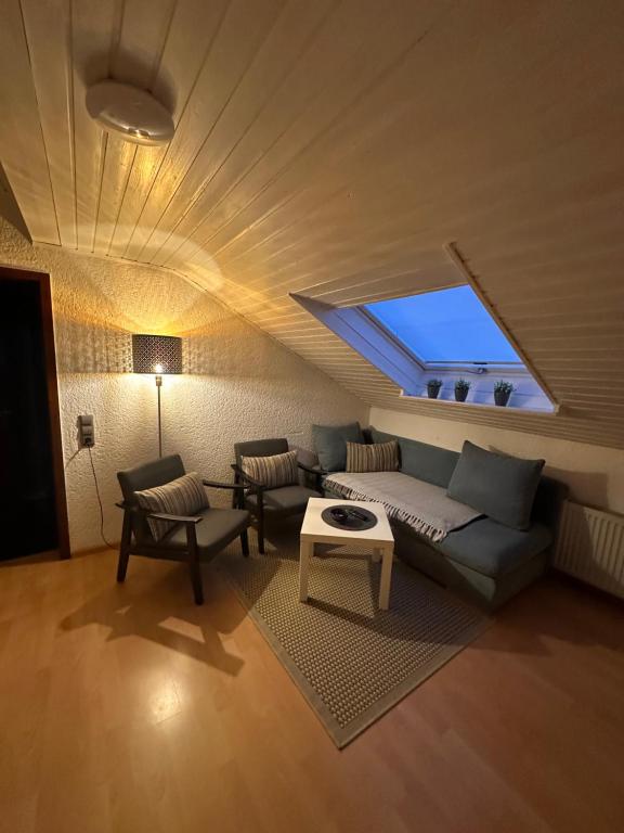 een woonkamer met een bank en een tafel bij Apartment Rosi SECONDO in Reisbach