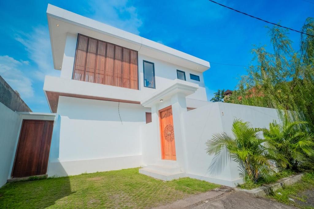 Tòa nhà nơi biệt thự tọa lạc