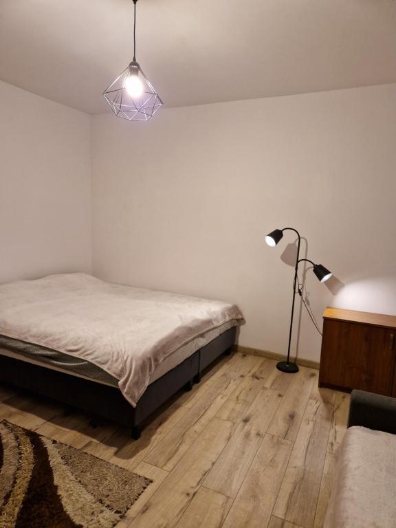 Postel nebo postele na pokoji v ubytování SAWAGO przytulne mieszkanie u Gosi Lekowo Ciechanów