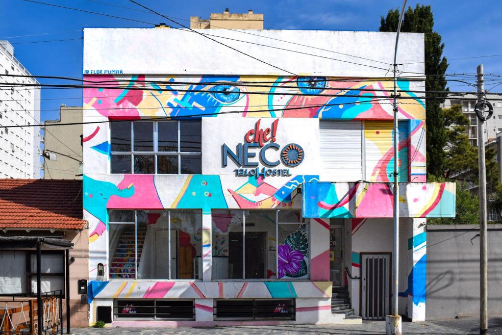 een gebouw met een schilderij aan de zijkant bij Che in Necochea
