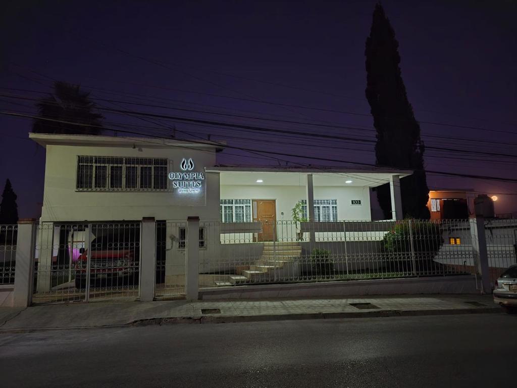 a white house with a fence in front of it at Renta de habitación equipada para ejecutivos in Saltillo
