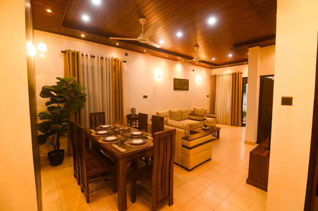 Secure & Quiet Gated Retreat في جا-إلا: غرفة معيشة بها طاولة وأريكة