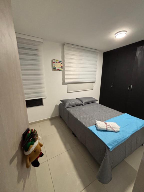 En eller flere senge i et værelse på apartamento familiar