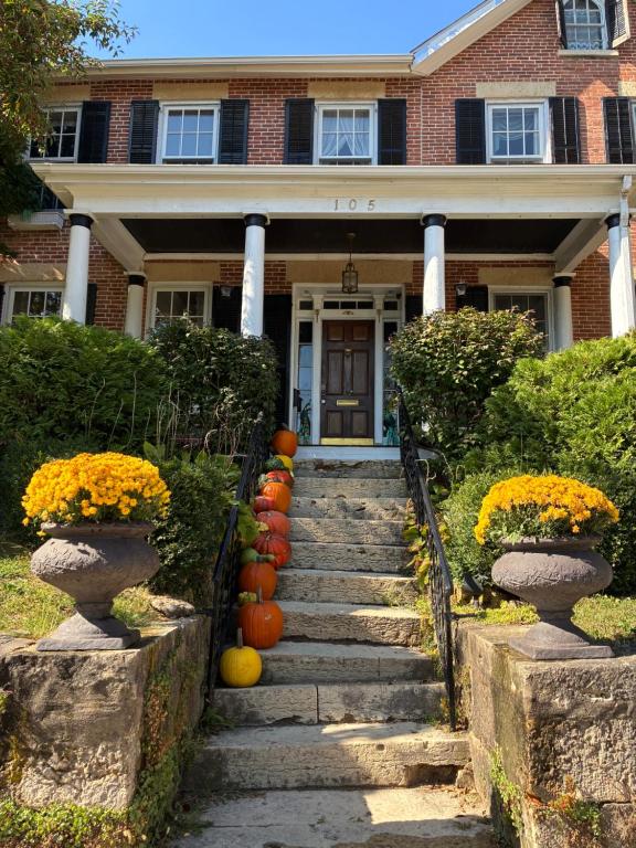 een trap die naar een huis leidt, versierd met pompoenen bij Miss Murphy's Bed and Breakfast in Galena