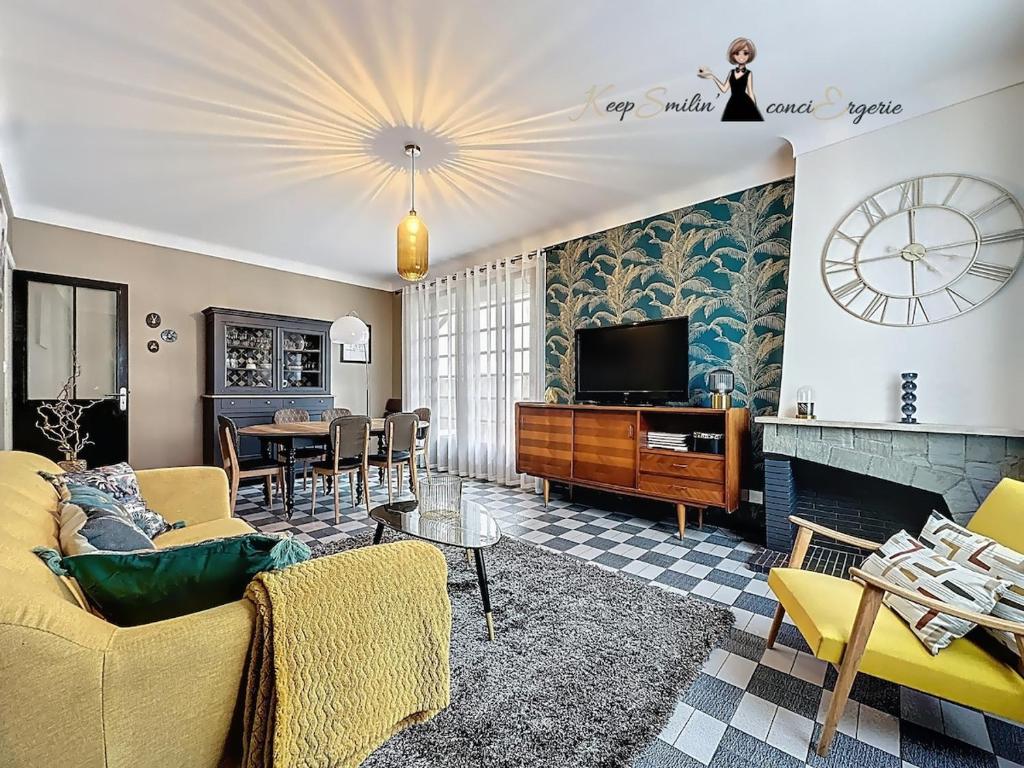 TV a/nebo společenská místnost v ubytování Maison ReJeanne, Retro Chic près de Lourdes