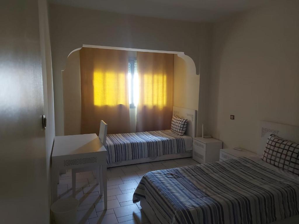 Giường trong phòng chung tại appartement meublé AGDAL 4chambre