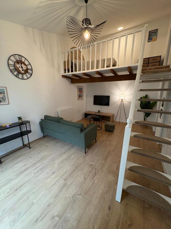 Et tv og/eller underholdning på Maison au calme , centre de Rochefort