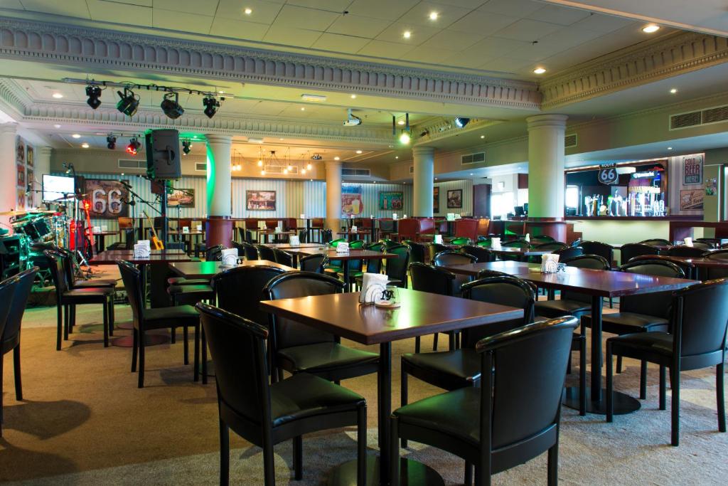 Restaurace v ubytování Al Qurum Resort