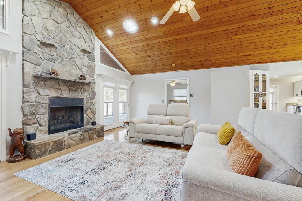 - un salon avec des canapés et une cheminée en pierre dans l'établissement Modern Dream House, à Franklin