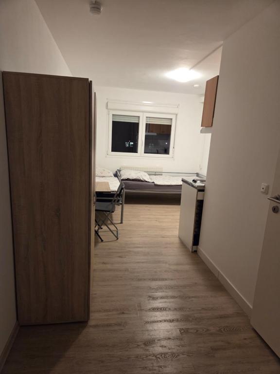 een kamer met een kamer met een bed en een deur bij CityCube Apartment in München
