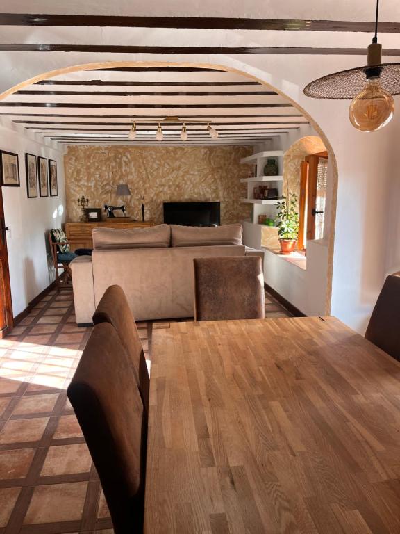 un soggiorno con un tavolo e un divano di Domus Mangana a Cuenca