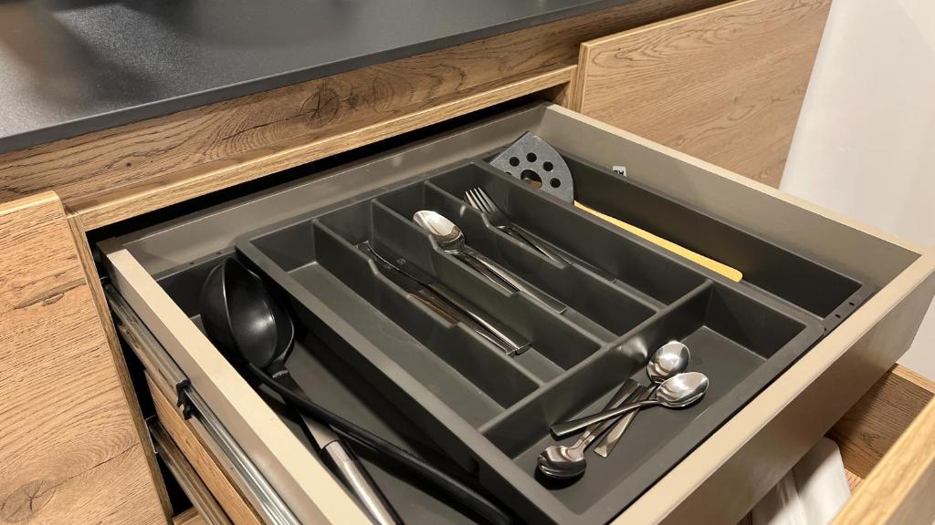 Sofia del Mar في بورتو كولومبيا: درج في مطبخ فيه اواني