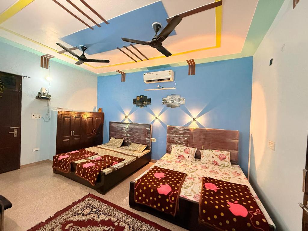 Giường trong phòng chung tại Dev Paradise