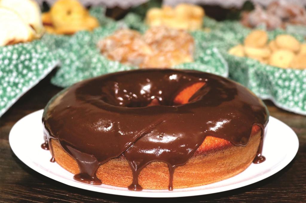 una torta al cioccolato su un piatto su un tavolo di Pousada da Serrinha a Mariana