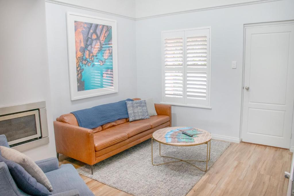 a living room with a couch and a table at Balneaire 13 in Albany