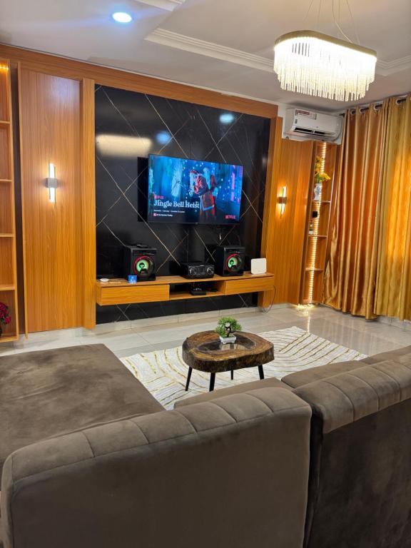 TV in/ali zabaviščno središče v nastanitvi Luxifair properties Company LTD