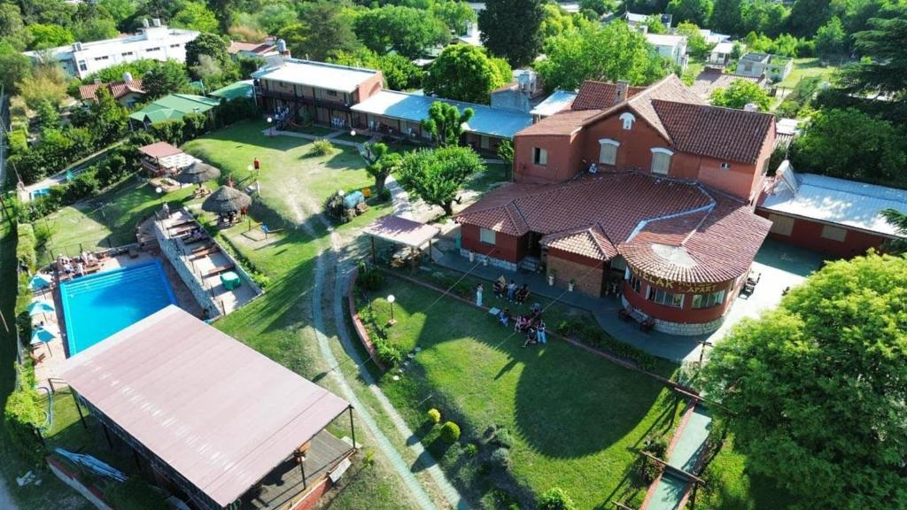 Una vista aérea de una casa grande con piscina. en Castelar - Hotel & Apart, en Huerta Grande