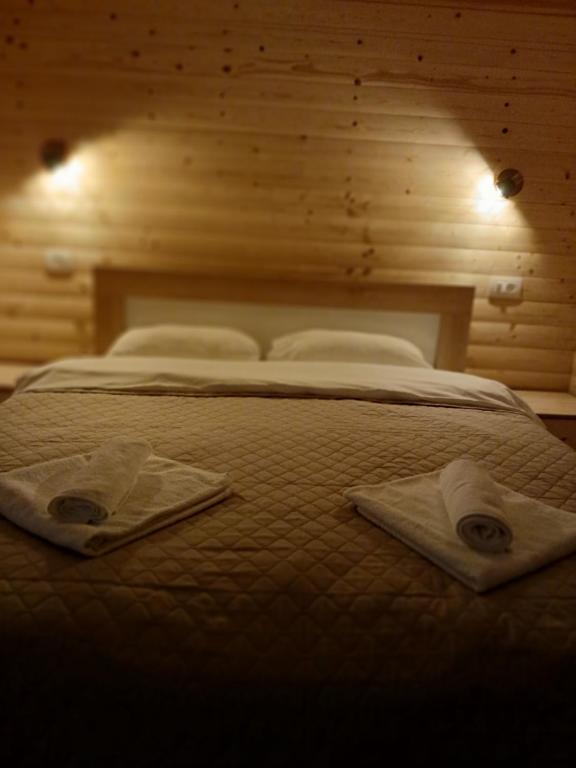 een slaapkamer met een bed met twee handdoeken erop bij Apartman Bakic in Kolašin