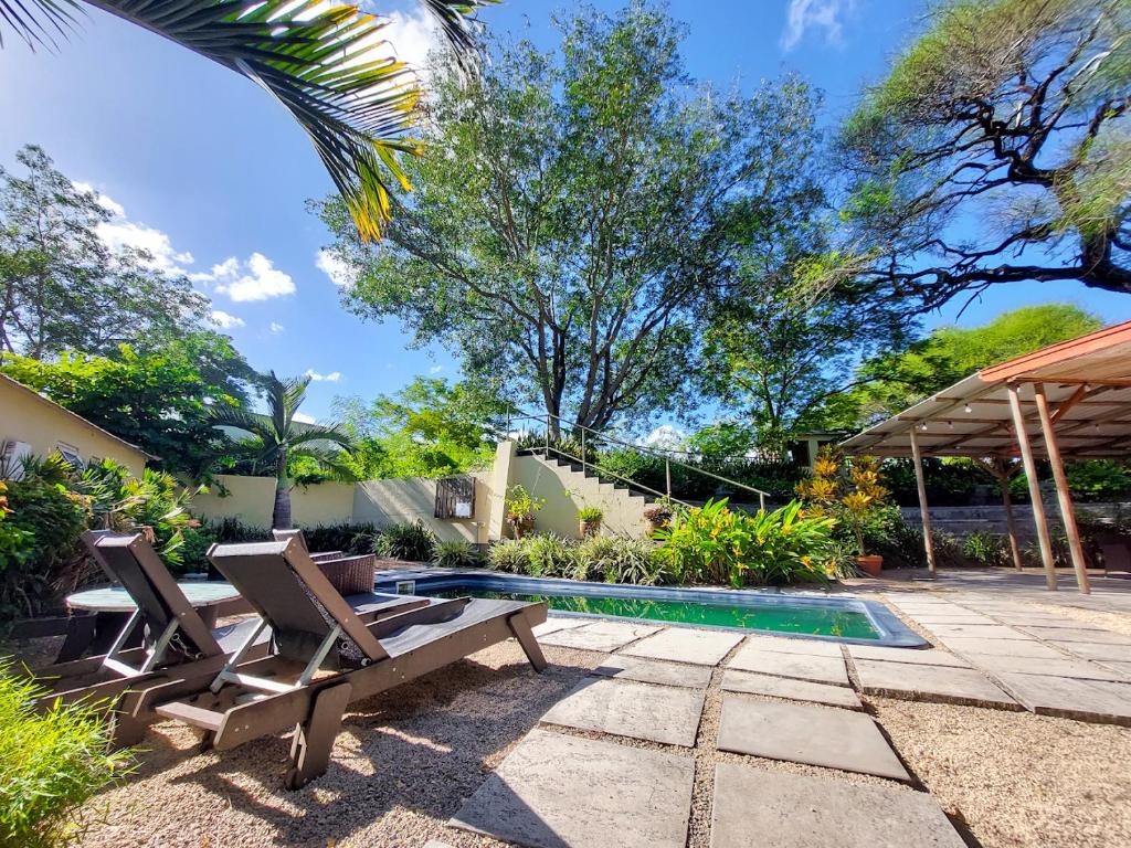 Un jardín fuera de Vanilla Village Bohemian House