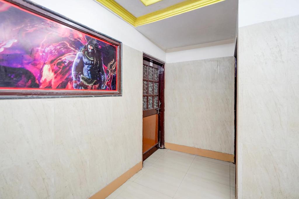 Un pasillo con un cuadro en la pared. en SPOT ON Dn Hotel, en Gorwa