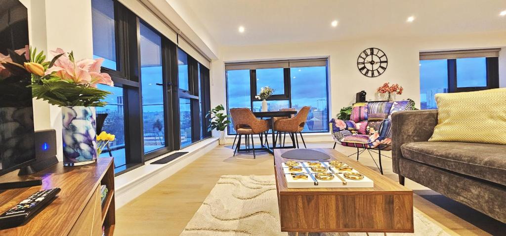 Posezení v ubytování Luxury 2BR Penthouse-1, Private Terrace, City Center, Free Parking