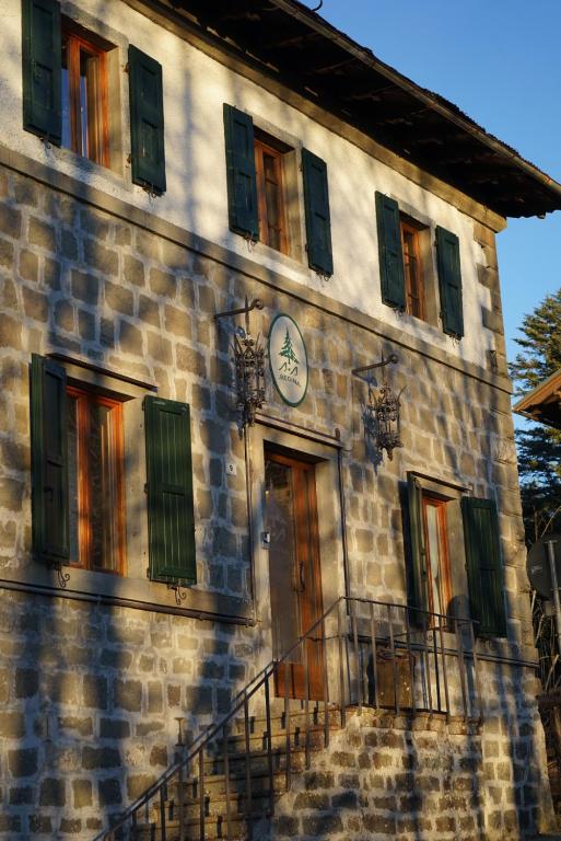 ein Gebäude mit einer Uhr an der Seite in der Unterkunft B B Regina in Abetone