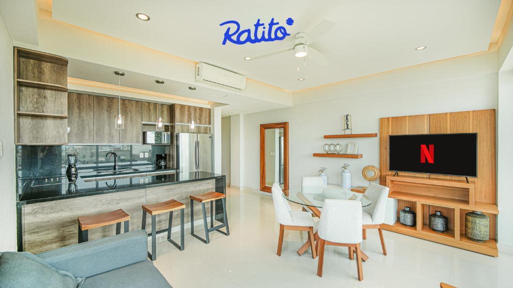 uma sala de estar com cozinha e sala de jantar em 2B Torre KU 2BR Sofa Bed Private balcony em Puerto Vallarta