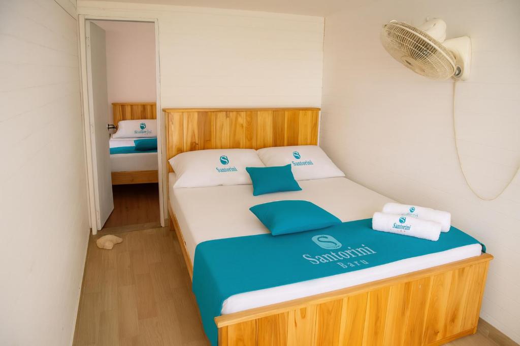 En eller flere senge i et værelse på Santorini Barú