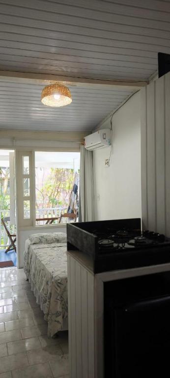 モロ・デ・サンパウロにあるGeisa Encanto do Morroのベッドルーム(ベッド1台、コンロ付)