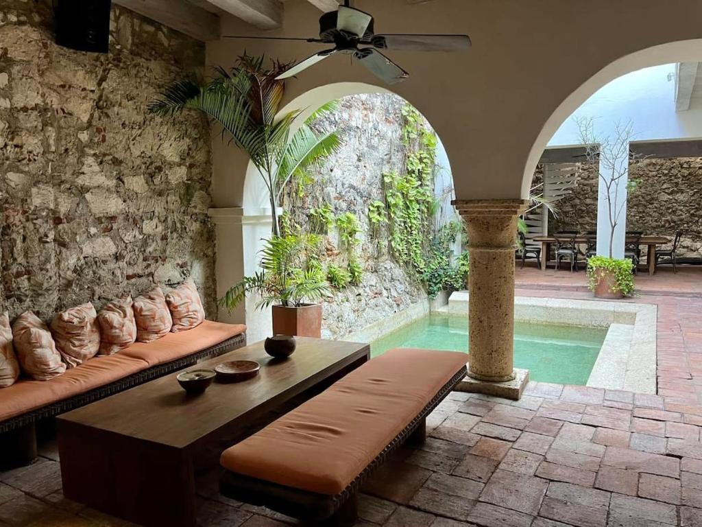 Swimmingpoolen hos eller tæt på Engaging 4BR Colonial Villa with AC in Cartagena