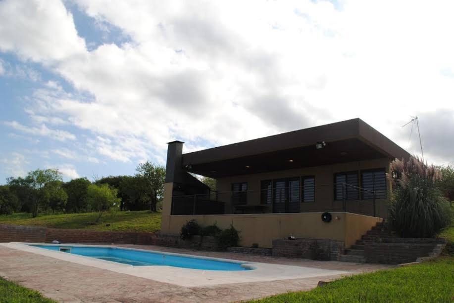 ein Haus mit einem Swimmingpool davor in der Unterkunft La Dominga in La Granja