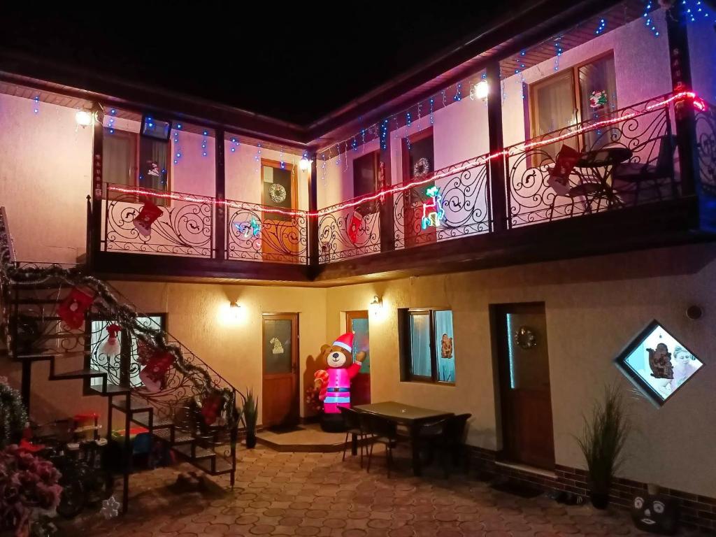ein Haus mit Weihnachtslichtern und ein Weihnachtsmann, der in einem Zimmer steht in der Unterkunft Casa M&V in Focşani