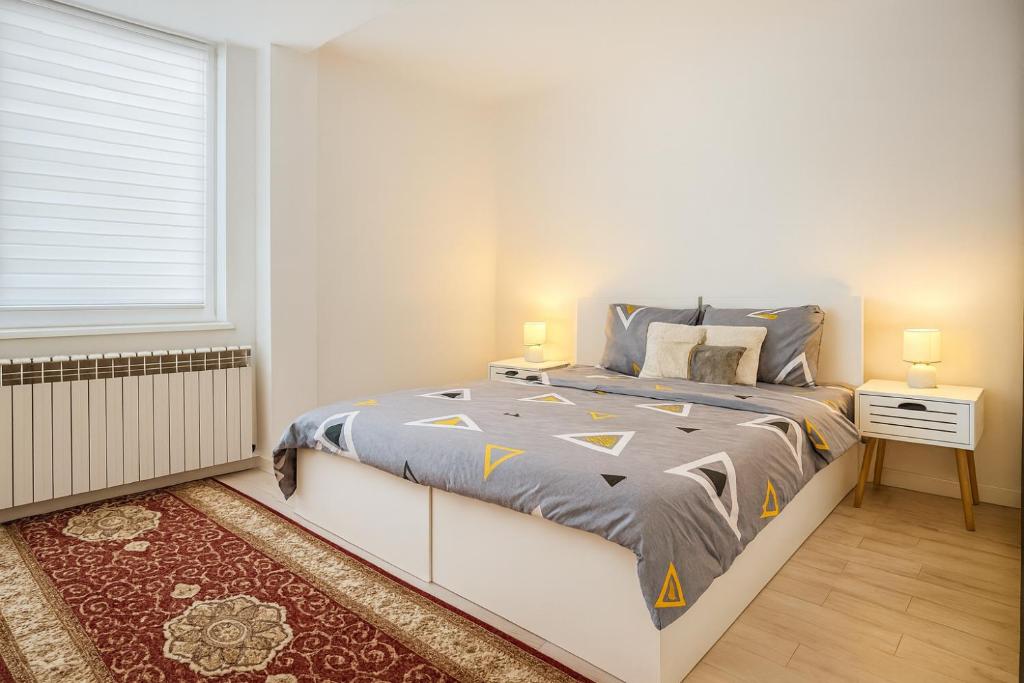 Un pat sau paturi într-o cameră la Modern & Cozy apartment in center -Walk everywhere
