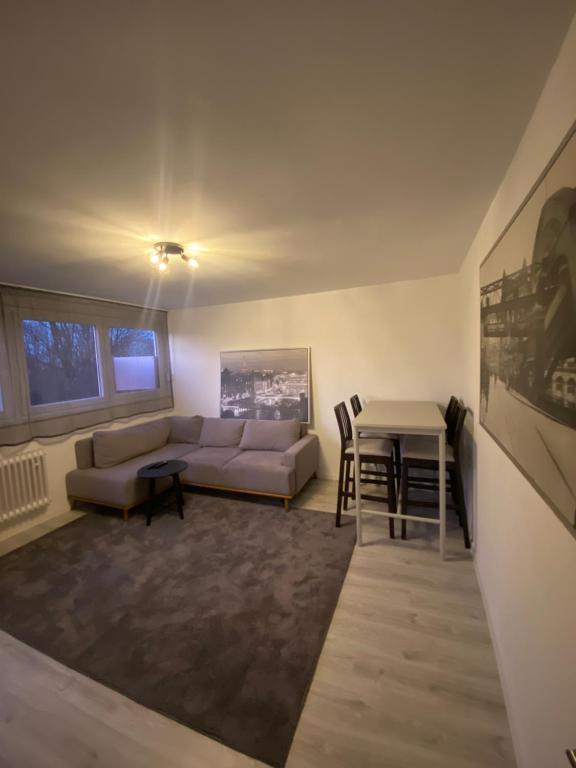 ein Wohnzimmer mit Sofa und Tisch in der Unterkunft Wuppertal am Toelleturm in Wuppertal
