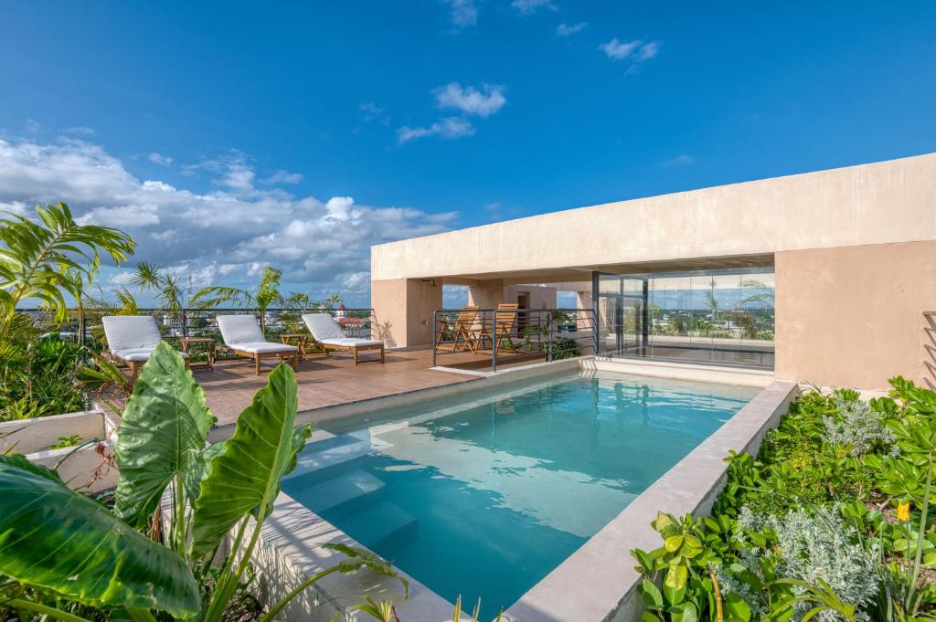 una foto di una piscina in una villa di Studios with Plunge Pool near the Beach a Playa del Carmen