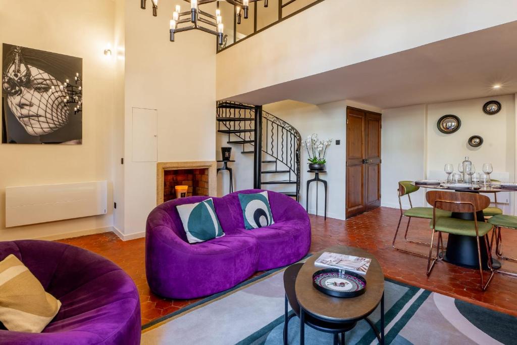 ein Wohnzimmer mit einem lila Sofa und einem Tisch in der Unterkunft Luxury & Design Apartment 4 star - Wellness Access - Extra Center in Aix-en-Provence