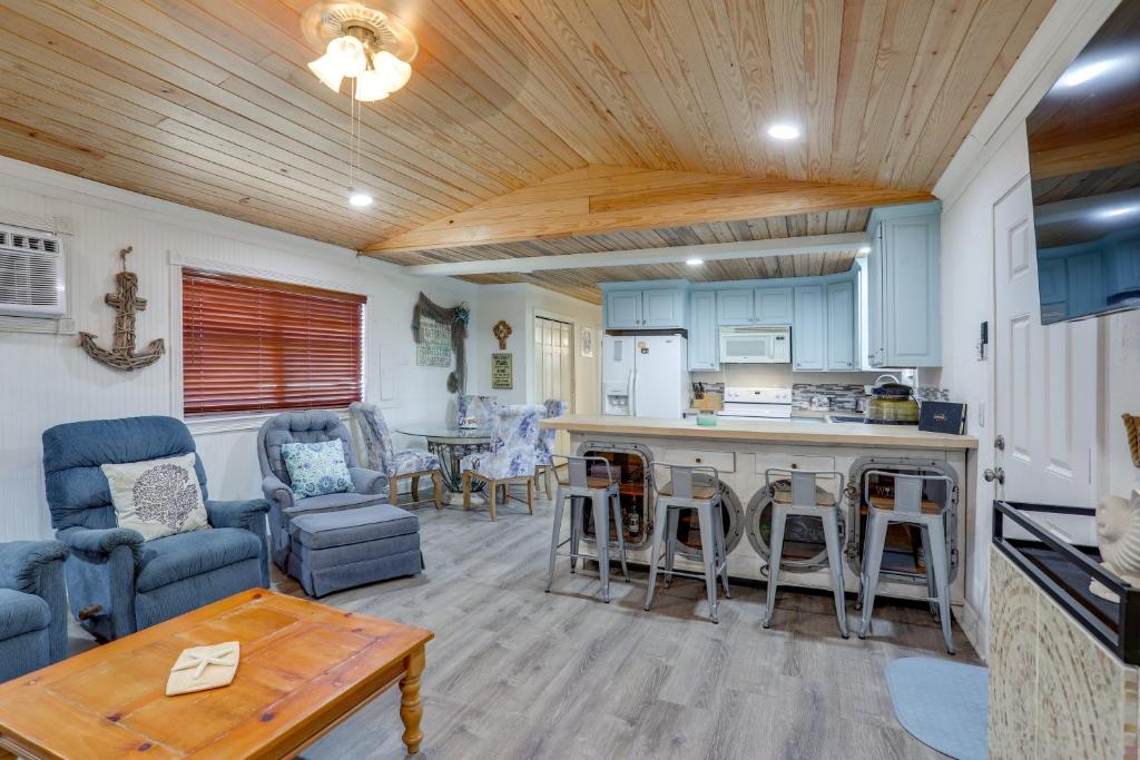 Køkken eller tekøkken på 1 Mi to Festivals! Grand Isle Getaway with Deck