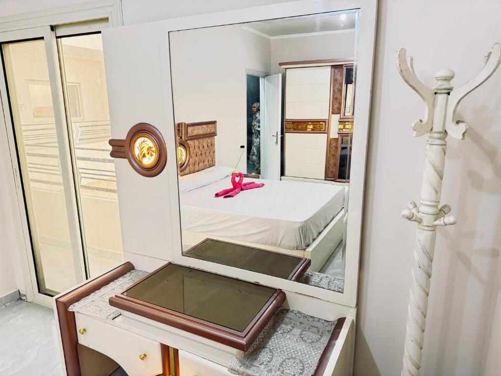 Un espejo sobre una mesa junto a una cama en una habitación en Rock House, en Marsa Alam