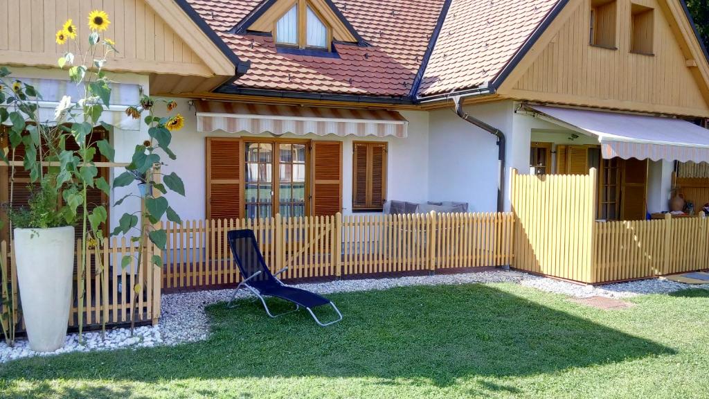 una silla azul frente a una casa en Apartment Pika, en Moravske Toplice