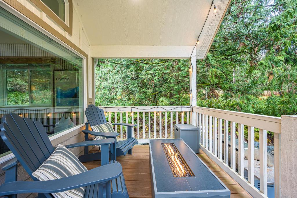 um alpendre com cadeiras, uma mesa e um grelhador em NEW Nestled Private Tiny Home Situated Near ONP em Port Angeles
