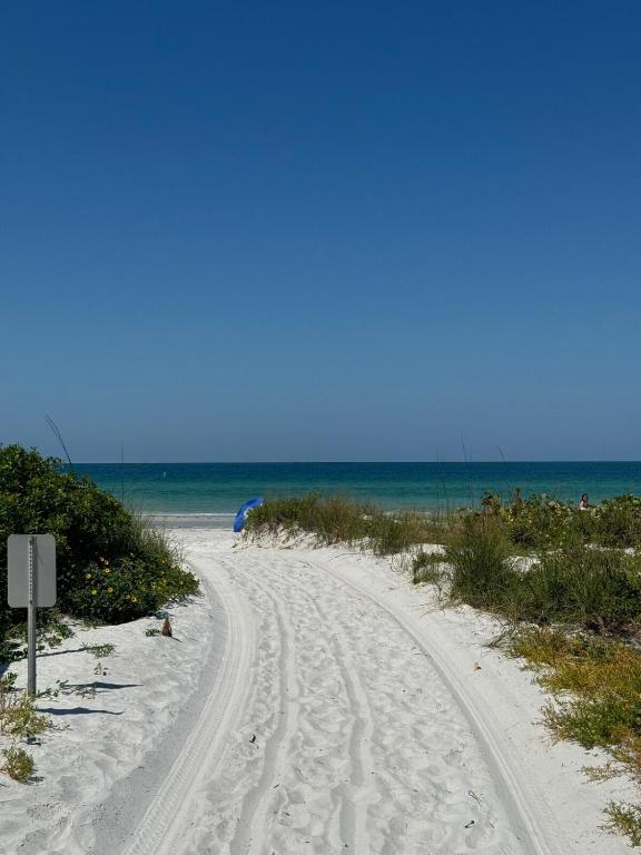 Beach Retreat in Redington Shores - 海景两卧室公寓 - 带阳台