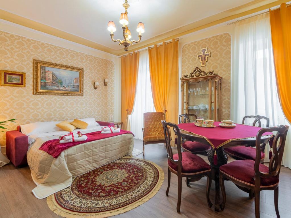 una camera da letto con un letto, un tavolo e delle sedie di Dal Bigio in Piazzetta a Valfabbrica