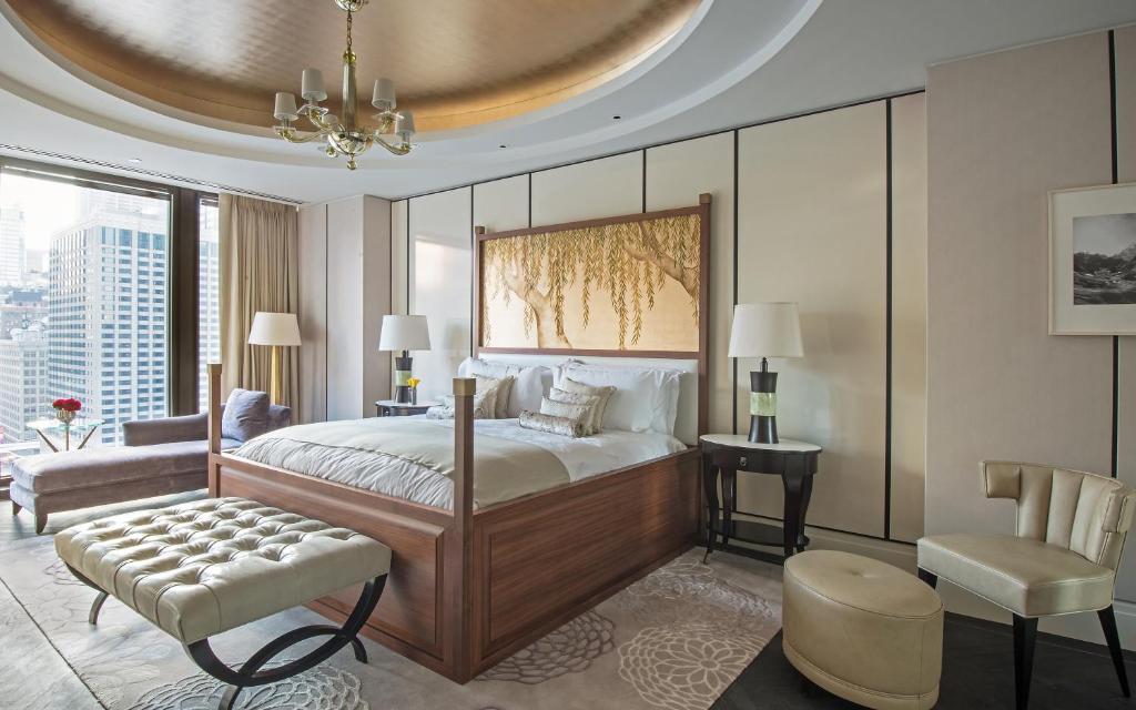 Postel nebo postele na pokoji v ubytování The Langham Chicago