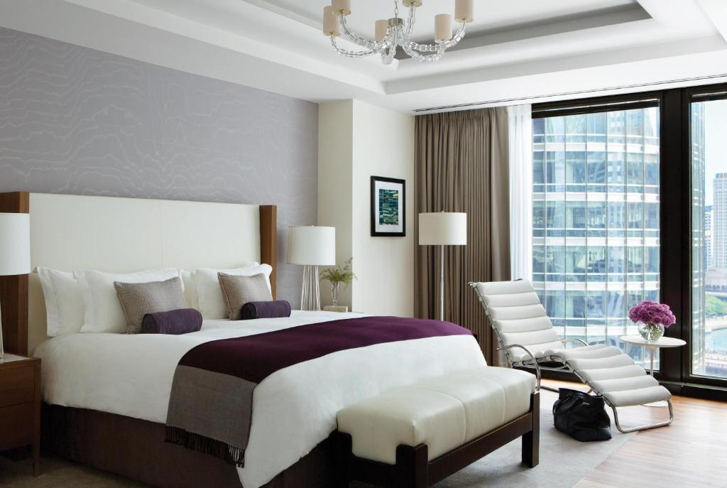 Postel nebo postele na pokoji v ubytování The Langham Chicago
