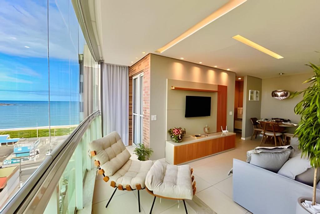un salon avec vue sur l'océan dans l'établissement PRAIA & Sol: Apto Itaparica 2 Quartos, à Itaparica