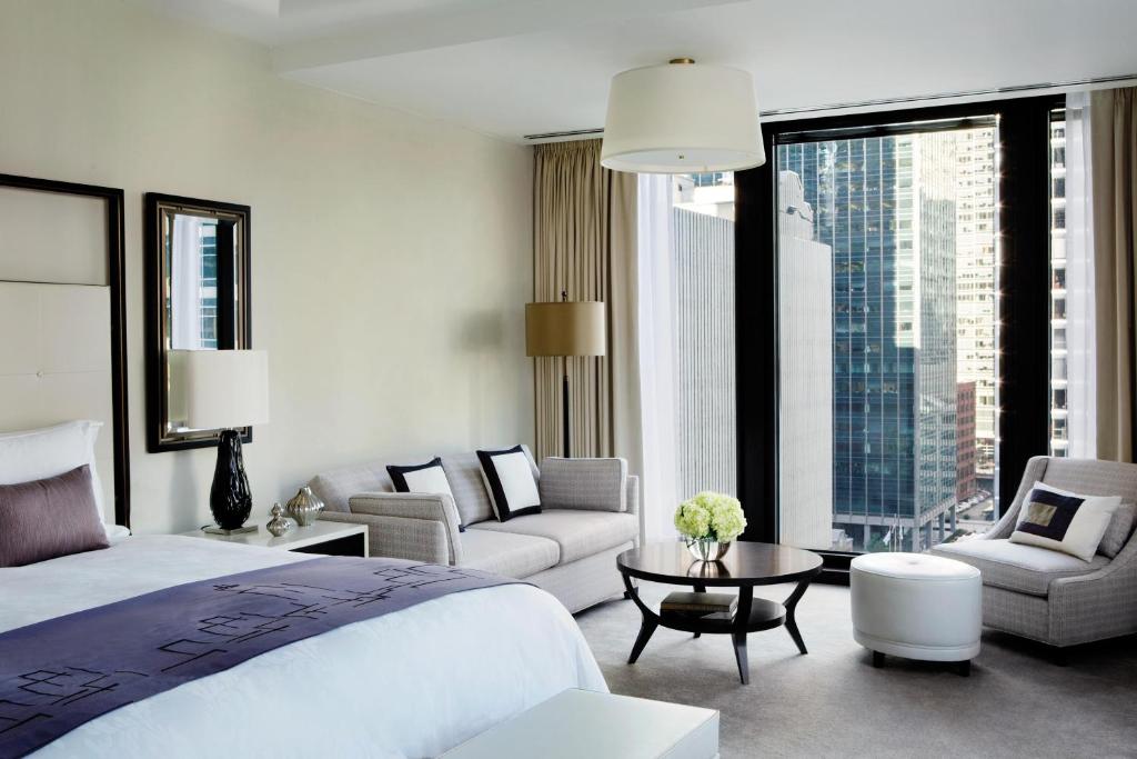Postel nebo postele na pokoji v ubytování The Langham Chicago